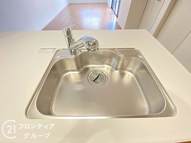 【その他設備】広々としたシンクで、洗い物もスムーズに行えます。使いやすいデザインで、キッチン作業が快適になります!