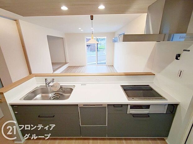 【キッチン】木目調のデザインが温かみを感じる、インテリアになじみやすいキッチンです