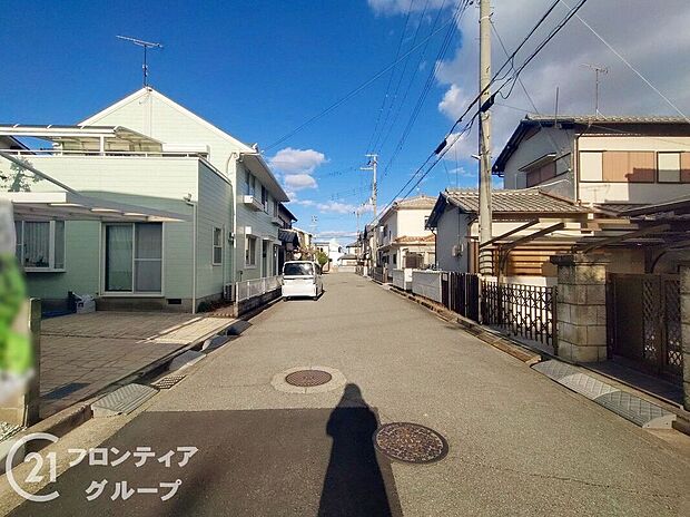 【前面道路含む外観】念願のマイホーム購入をお手伝いいたします