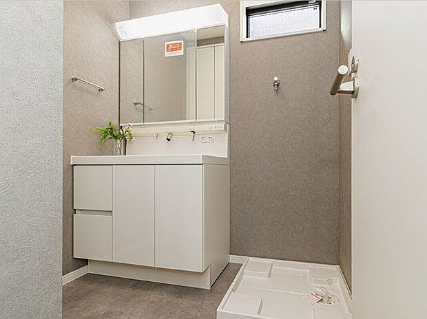 【同仕様画像　（その他内観）】【施工例／洗面】シャンプードレッサーには座って身支度できるスペースもあり、お風呂上がりのドライヤーや朝のお化粧も楽々。