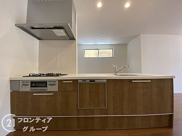 3口コンロ付きのキッチンは、調理の効率が良く、同時に多くの料理を作れる便利で機能的な空間です