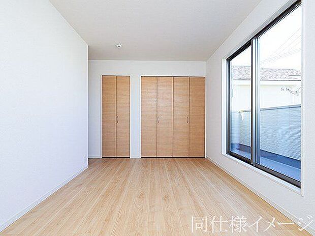 ＼同仕様写真／こちらのお部屋はバルコニーに面しており、日当たり、通風ともに良好です！お布団などもサッと干せて便利ですね