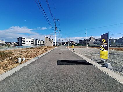 前面道路含む外観