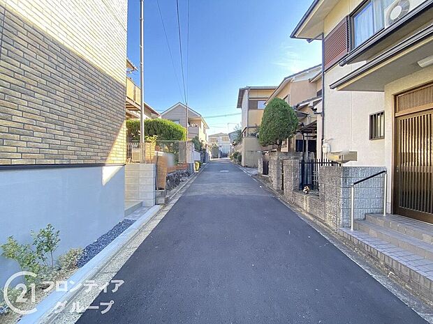 【前面道路含む外観】お家のご質問はお気軽にご相談下さい。