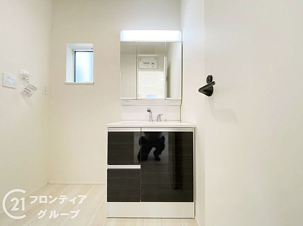 【洗面】収納たっぷりのキャビネットは、使いやすく清潔感のある洗面室に！