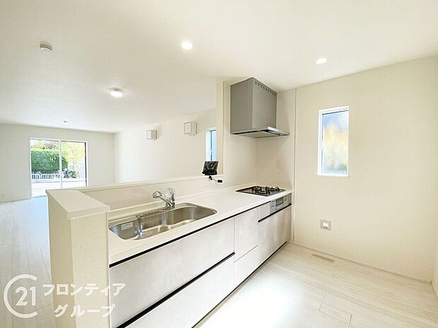 【キッチン】過熱防止センサー付きガスレンジを採用しており、自動で火が止まるから安心！人造大理石ワークトップやキッチンパネル、浄水器一体化水栓など、奥様に嬉しい設備！