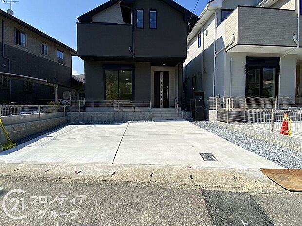 【駐車場】広々としたスペースで車の出し入れがスムーズに行えます。