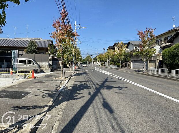 【前面道路含む外観】現地写真更新！現地ご案内とともに住宅ローンのご相談も承ります！実際の道路幅や雰囲気は、ぜひ一緒に現地で確認いたしましょう