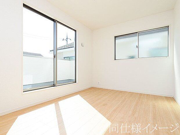 【同仕様画像　（その他内観）】＼同仕様写真／子ども部屋や寝室に用途多彩な明るい洋室