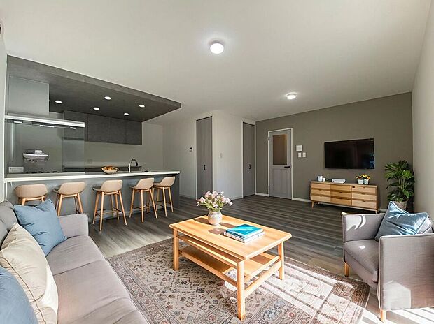 家族が自然と顔を合わせる機会が増えるリビング階段。玄関ホールや廊下を省略できるため、家の中のスペースの有効活用にもなります