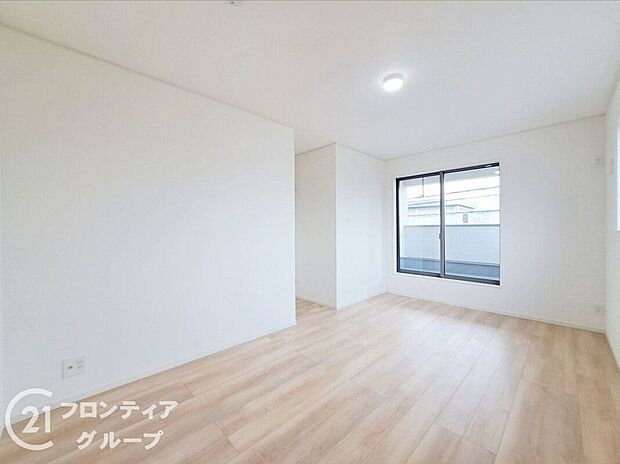 こちらのお部屋はバルコニーに面しており、日当たり、通風ともに良好です!