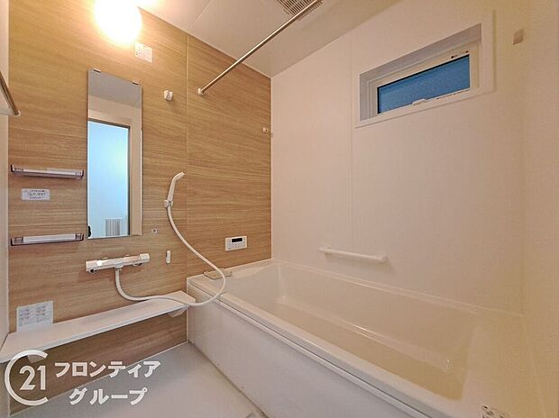 浴室には隠れた節水機能が充実!シャワーにはたくさんの空気を含んだ大粒の水は節水効果大!浴槽内にはステップがあり、出入り時の負担も軽減するスリムな形を採用