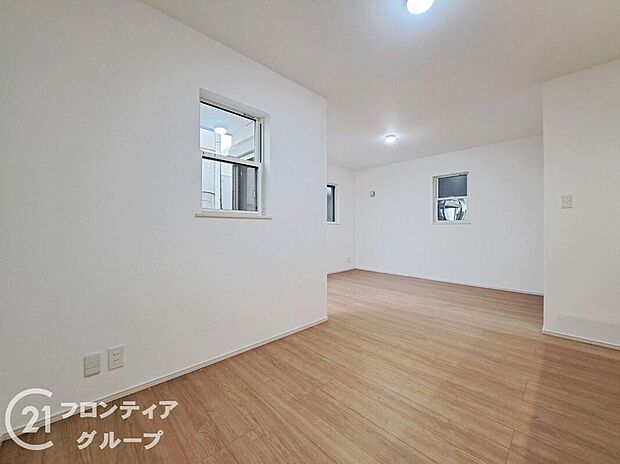 シンプルで美しいデザインのリビングは、お好みのインテリアにコーディネイトしやすく、家族がやすらぐ癒しの空間が作れますね。