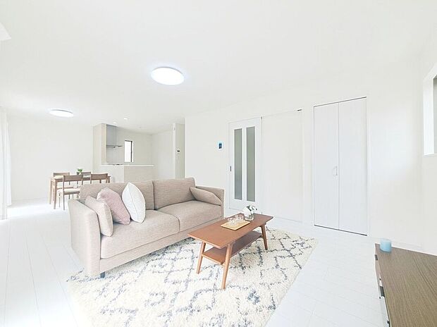 外壁には雨の汚れを浮かして洗い流す、クリーニング機能付きサイディング材を採用しております。自然の力でいつまでも綺麗な外観が保てます!