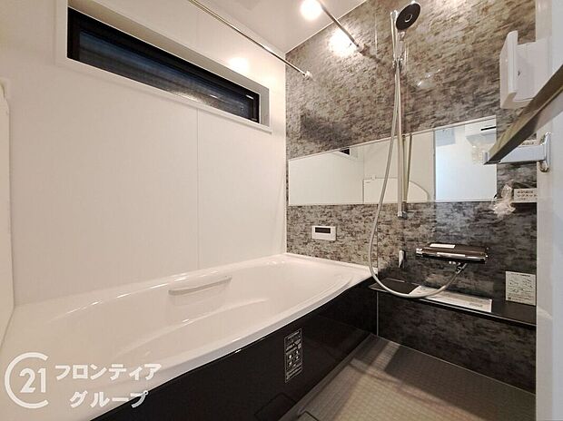 広々としたバスルームで、心地よいリラックスタイムを楽しめます。快適な空間で、日々の疲れを癒す贅沢な時間を提供します。