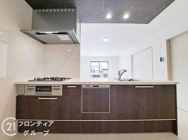 食器洗い乾燥機などの先進設備を備えたキッチンでお料理しながら、子どもたちの様子を見渡せるので安心ですね!