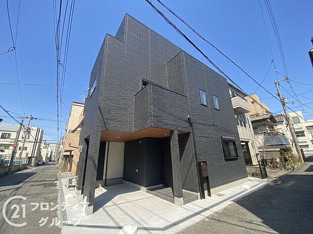 シンプルで洗練された外観が、住む人のセンスを引き立て、日々の生活に彩りを添える新築戸建てです