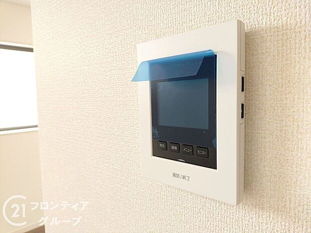 【防犯設備】ハンズフリー機能を備えたカラーモニターインターホンを採用!お料理中などで手が塞がっていても便利に応答可能です!夜間の映像確認機能もついていて、安心ですね!