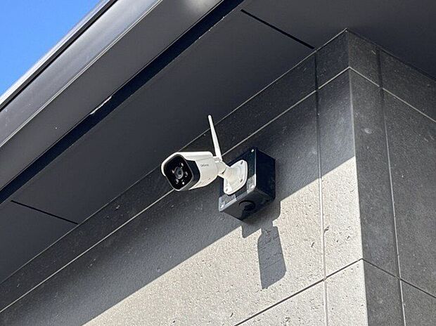 【その他】【施工例/防犯カメラ】見える場所に設置することで防犯意識の高い家をアピールでき、犯罪の抑止力になります。また、万が一事件やトラブルなどが発生した場合も、証拠映像として記録できるため安心ですね。