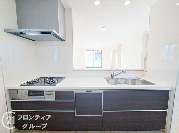 【キッチン】人工大理石カウンタートップ・ガラストップコンロを採用しており、お掃除ラクラク。浄水器付きハンドシャワー水栓など、奥様に嬉しい機能がたくさん!