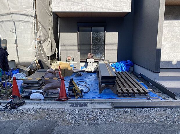 【駐車場】機能的な駐車場で、車の出し入れが簡単に行える設計です