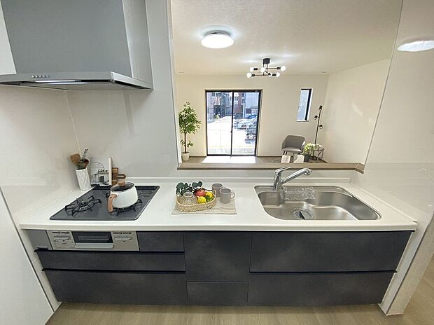 【キッチン】人工大理石カウンタートップ・ガラストップコンロを採用しており、お掃除ラクラク。浄水器付きハンドシャワー水栓など、奥様に嬉しい機能がたくさん!
