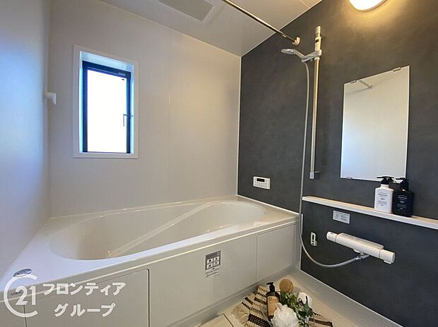 【バス】保温効果のある浴槽を採用しており、温かいお湯が長続き!1坪以上の広々とした空間なので、親子入浴や半身浴などに向いた浴室です!