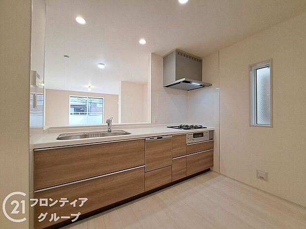 【キッチン】オールインワン浄水器栓を採用しており、場所を取らない浄水器!いつでもおいしいお水でお料理することができますね!また、食器洗い乾燥機付で奥様の家事を軽減できます