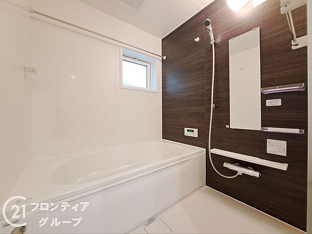 【バス】無駄を無くした新形状でしっかり節水。くつろぎの入り心地を実現した『らくエコ浴槽』を採用!床はクリーン床を採用しており、お風呂掃除が楽に行えます。