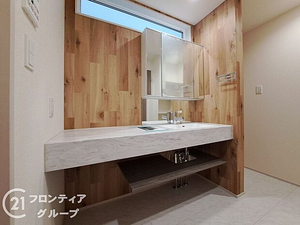 【洗面】小窓付きの洗面室は、毎朝心地よい光を運んでくれるので、すがすがしい気持ちで1日をスタートできます!