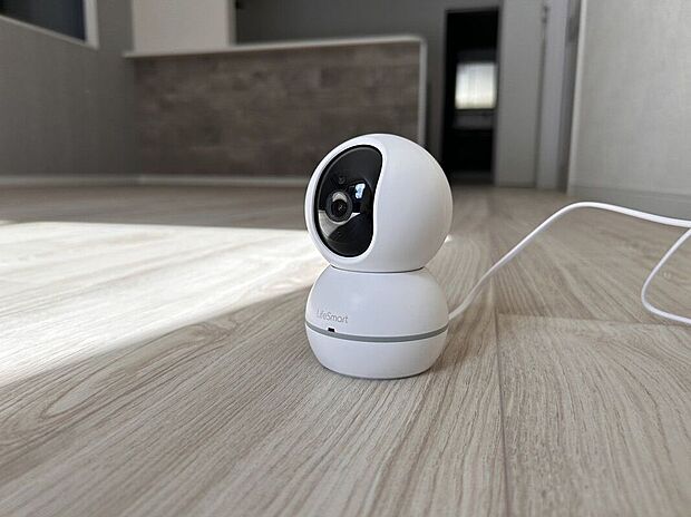 【その他設備】【施工例/見守りカメラ】お子様がおひとりでお留守番の時や、ペットを飼われているご家庭に人気があります。上下左右に動かせるので、見たい対象物が動いて画角の外に、ということも避けることができます。