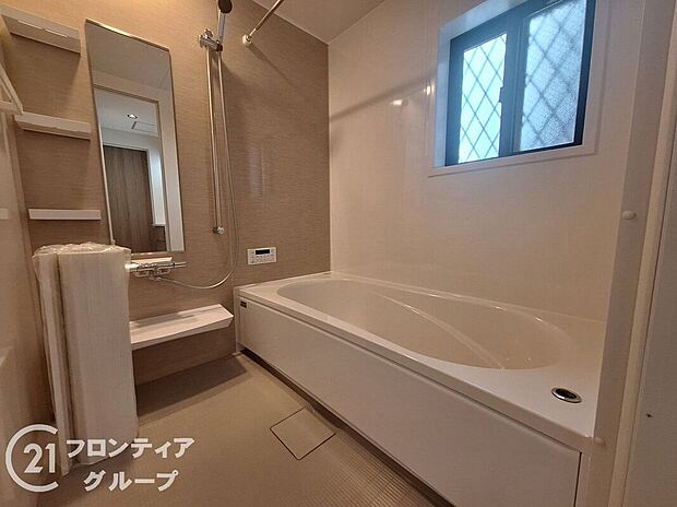 【バス】広々としたバスルームで、心地よいリラックスタイムを楽しめます。快適な空間で、日々の疲れを癒す贅沢な時間を提供します。