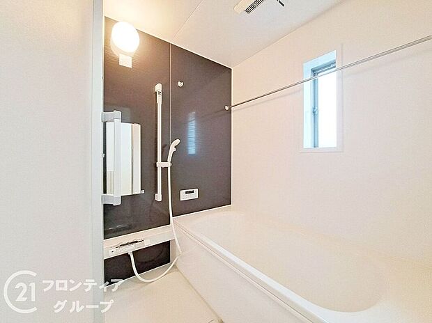 【バス】1坪以上の広々とした浴室には隠れた嬉しい設備がたっぷりついております。お掃除が楽にできたり、節水効果があったりと、バスタイムを快適にお過ごし頂けます!