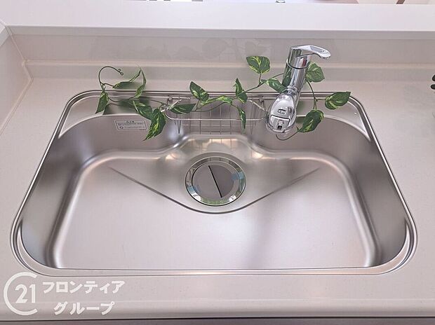 【洗面】ハンドシャワー付き洗面化粧台。曇り止めヒーター付きミラーの内側にはたっぷりの収納がついており、スタイリング剤や歯ブラシなどもたっぷり収納可能です!