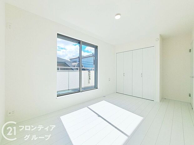 【寝室】フローリング材には、木目や色調など木材特有の風合いがあり、ナチュラルな美しさで、日々の生活に温もりを与えてくれます。