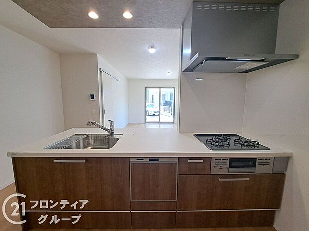 【キッチン】木目調のデザインが温かみを感じる、インテリアになじみやすいキッチンです