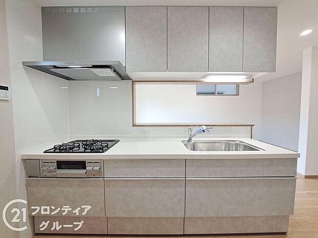 【キッチン】対面式キッチンで、ご家族とお話しながらお料理ができる楽しい空間です。