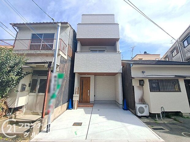 【外観】シンプルで洗練された外観が、住む人のセンスを引き立て、日々の生活に彩りを添える新築戸建てです