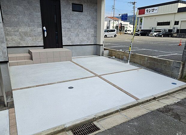 【駐車場】広々としたスペースで車の出し入れがスムーズに行えます。