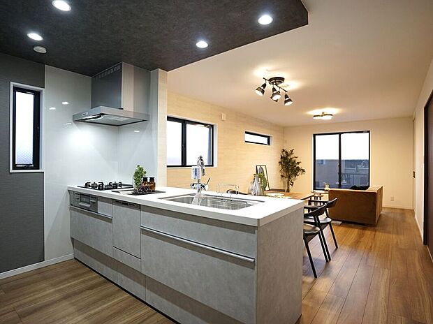 【同仕様画像 (キッチン)】【施工例/キッチン】ゆったりとした広さのあるキッチン。ご夫婦で一緒に並んで洗い物できる大きさです。水栓はデザイン性も高く使い勝手の良いと人気のグースネック型を採用。