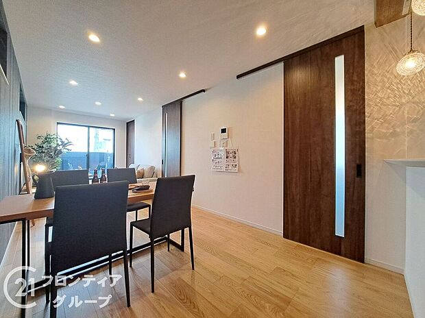 【リビング】【全国1位の実績と信頼】弊社は昨年度売上・契約件数全国実績第1位！フロンティアグループでは、関西エリアを中心に7800件以上の物件情報を公開中。複数の物件をまとめてご案内することも可能。