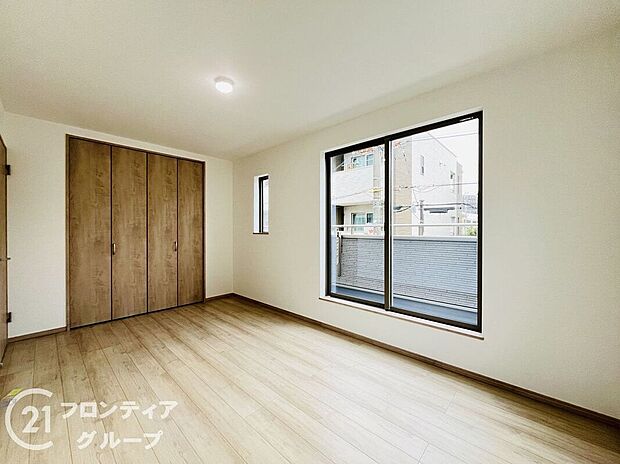 フローリング材には、木目や色調など木材特有の風合いがあり、ナチュラルな美しさで、日々の生活に温もりを与えてくれます。