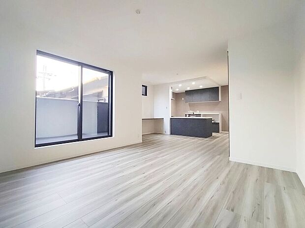 窓から差し込む光で家族を温かく包み込みます。明るいリビングで子育てする喜びを！いつでも見学可能です！