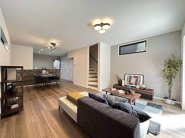 【施工例／リビング（リビング階段）】家族が自然と顔を合わせる機会が増えるリビング階段。玄関ホールや廊下を省略できるため、家の中のスペースの有効活用にもなります。