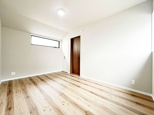 【室内】洋室は、広々とした空間で、家族や友人との時間を楽しむのにぴったりです。快適な居住空間を提供します。