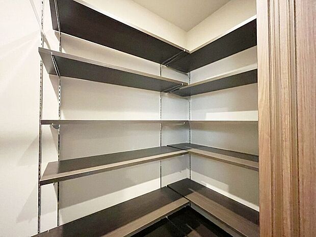 【収納】<シューズインクローゼット>お家の顔になる玄関には大きな収納をご用意しました。コートや雨合羽だけでなくベビーカーやお外用のおもちゃ、ゴルフバックなども収納できるサイズです。