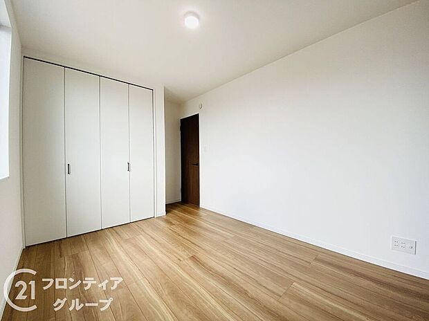 【室内】収納スペースも充実しており、整理整頓がしやすい設計で、広々とした洋室は快適で居心地の良い空間を提供します!