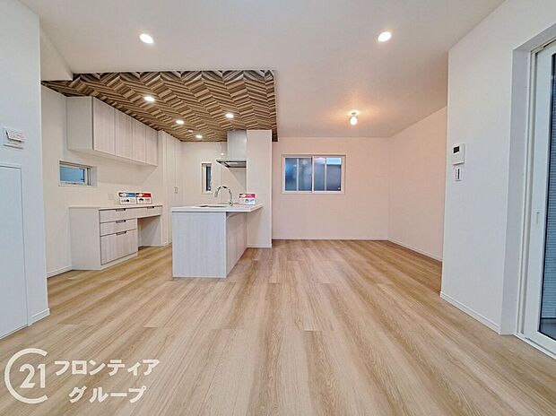 【リビング】ナチュラルな色合いとはっきりとした木目で、木の温もりを感じながら過ごせる広々としたリビングです