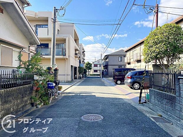 【前面道路含む外観】お家のご質問はお気軽にご相談下さい。