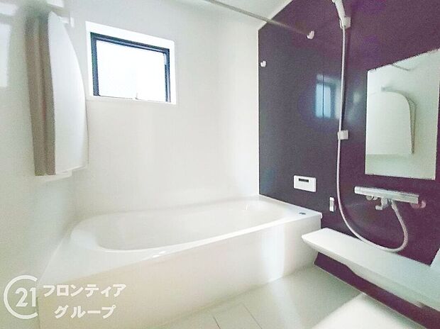 【バス】浴槽は環境にやさしい節水タイプを採用。浴槽内ステップで半身浴や親子入浴も楽しめるので、毎日のバスタイムをエコで素敵に演出してくれる小窓付きの浴室です